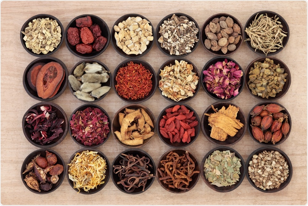 Photographie de plantes et de substances de pharmacopée chinoise présentées dans des bols