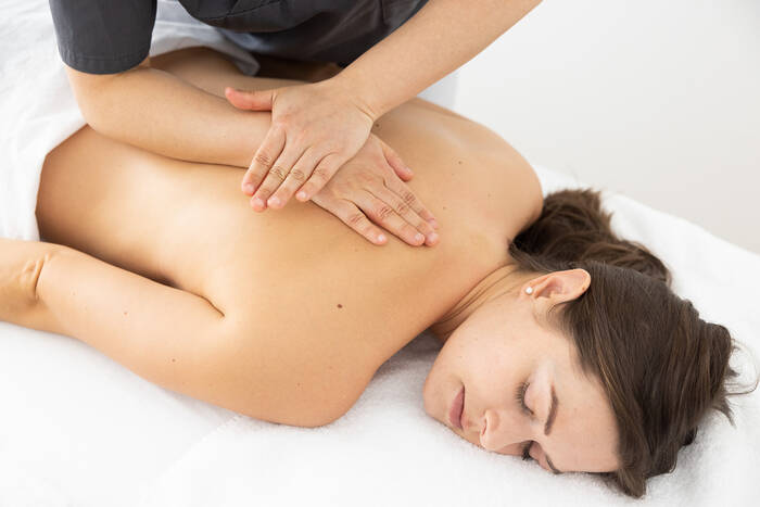 Illustration en encre chinoise évoquant le massage Tui Na